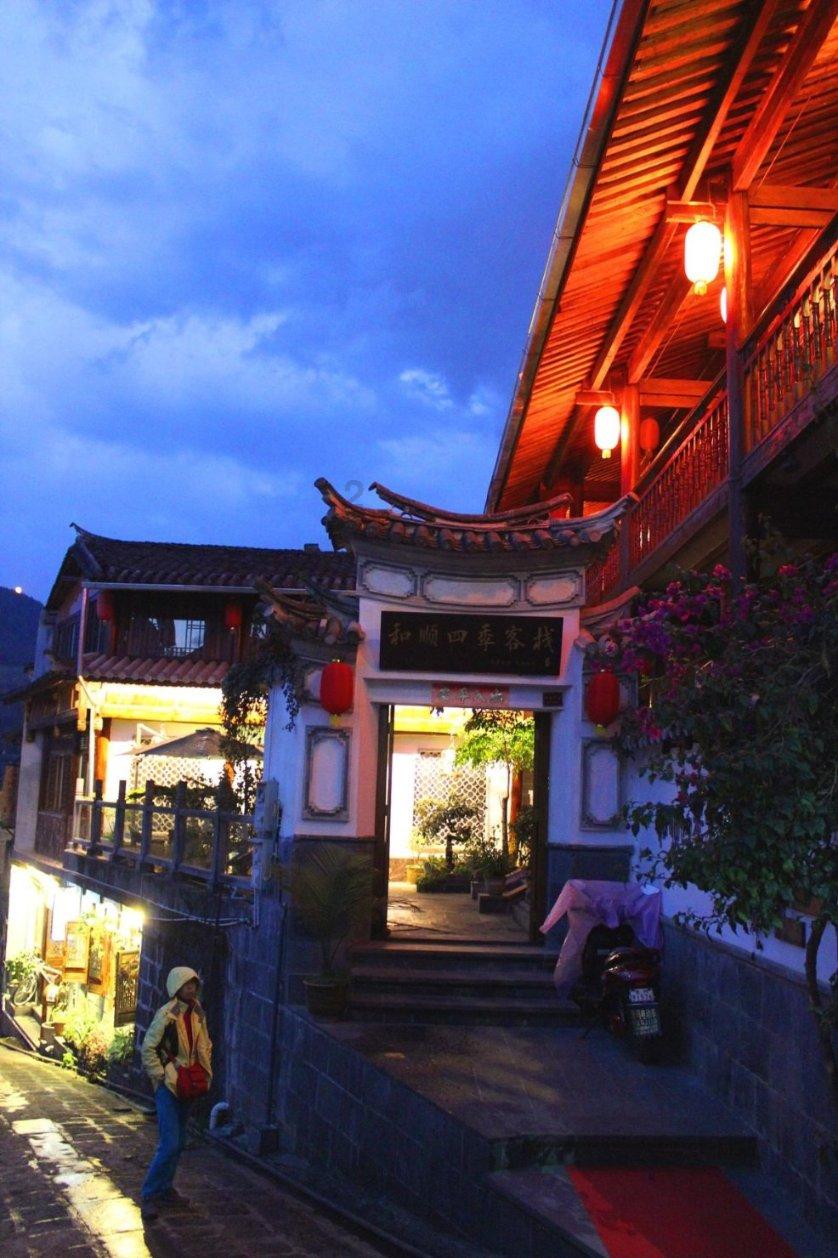 成都军区司令员隗福临的警卫员上街办差被歹徒打伤,将军非常愤怒